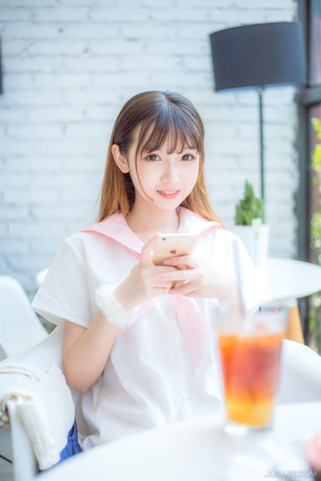 “刘大人，主公有令，令到之日，即刻启程，末将会派出一队骠骑卫护送您返回洛阳，若无其他要是，便请收拾行囊，准备上路吧。”雄阔海在庞统的介绍下，看向刘璋，沉声道。